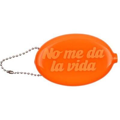 Fisura – Ovale rubberen portemonnee “No me da la vida” oranje. Retro portemonneetje met ketting, zakmodel unisex met attitude. 1 stuk. Fisura – Ovale rubberen portemonnee “No me da la vida” oranje. Retro portemonneetje met ketting, zakmodel unisex met attitude. 1 stuk.