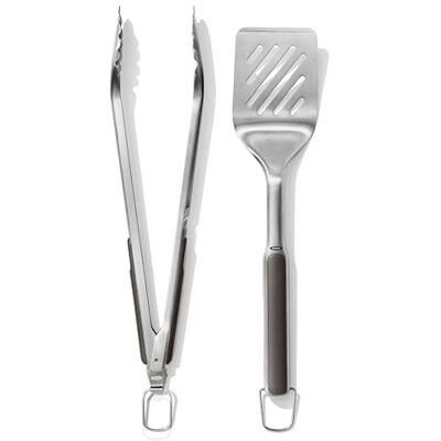 OXO Outdoor BBQ Spatel en Tang Set, 41 cm en 47,5 cm Spatel met dubbele knik, geschulpte tang grijpt stevig, ingebouwde flesopener, ophanglussen, vaatwasserbestendig OXO Outdoor BBQ Spatel en Tang Set, 41 cm en 47,5 cm Spatel met dubbele knik, geschulpte tang grijpt stevig, ingebouwde flesopener, ophanglussen, vaatwasserbestendig