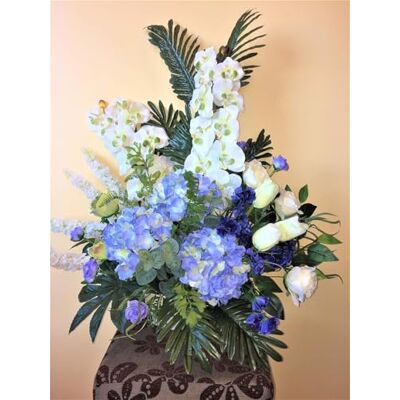 LBA Centrum voor witte orchideeën en blauwe hortensia's, kunstbloemen en planten, zowel voor huis als voor begraafplaats, afmetingen: 85 x 85 cm. LBA Centrum voor witte orchideeën en blauwe hortensia's, kunstbloemen en planten, zowel voor huis als voor begraafplaats, afmetingen: 85 x 85 cm.