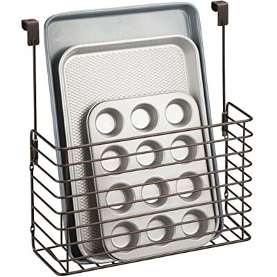 mDesign Over de kast hangende opbergmand metalen bakvormen organizer en snijplankhouder uitstekende oplossing voor keukenopslag brons mDesign Over de kast hangende opbergmand metalen bakvormen organizer en snijplankhouder uitstekende oplossing voor keukenopslag brons
