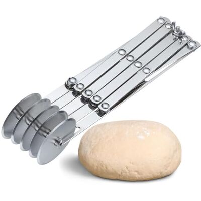 Westmark Deegsnijder, 5 Wielen – Voorbereiding en Portionering van Deeg, Fondant En Meer, Verstelbare strips van 1,2 Tot 12,2 cm – Roestvrij staal Westmark Deegsnijder, 5 Wielen – Voorbereiding en Portionering van Deeg, Fondant En Meer, Verstelbare strips van 1,2 Tot 12,2 cm – Roestvrij staal