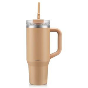 Bodum Reismok Tumbler 1,2 L Biscuit Beige Metalen Waterfles met rietje, Handvat en Deksel Vaatwasmachinebestendig Voor koude dranken en warme koffie Bodum Reismok Tumbler 1,2 L Biscuit Beige Metalen Waterfles met rietje, Handvat en Deksel Vaatwasmachinebestendig Voor koude dranken en warme koffie