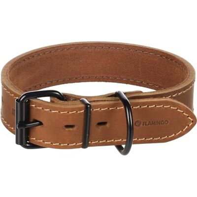 Flamingo Montana Lederen Ketting Large Cognac M/L 39,5-49,5 cm x 35 mm met klinknagels en gesp heeft een zwarte glanzende afwerking Flamingo Montana Lederen Ketting Large Cognac M/L 39,5-49,5 cm x 35 mm met klinknagels en gesp heeft een zwarte glanzende afwerking