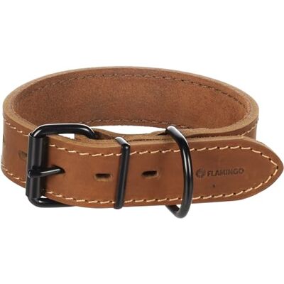 Flamingo Halsketting Montana leer breed cognac M 35-45 cm x 35 mm met klinknagels en gesp heeft een zwarte glanzende afwerking Flamingo Halsketting Montana leer breed cognac M 35-45 cm x 35 mm met klinknagels en gesp heeft een zwarte glanzende afwerking