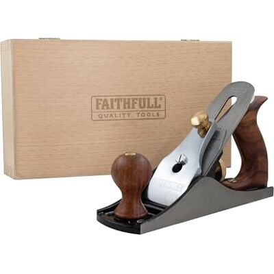 Faithfull No.4 Vlakschaaf in houten opbergdoos Precisiegefreesde gietijzeren handschaaf voor hard en zacht hout, oppervlakteafwerking, meubelwerk en algemeen timmerwerk Faithfull No.4 Vlakschaaf in houten opbergdoos Precisiegefreesde gietijzeren handschaaf voor hard en zacht hout, oppervlakteafwerking, meubelwerk en algemeen timmerwerk