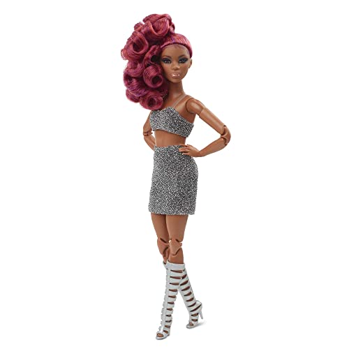 Barbie ​ Signature  Looks pop (tenger, rood haar), volledig beweegbare modepop in glinsterend kort topje en rok, cadeau voor verzamelaars
