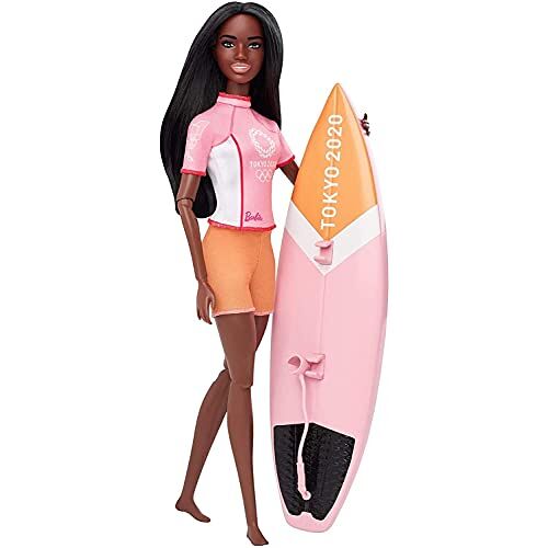 Barbie Olympische Spelen Tokio 2020 Surferpop in surfoutfit, met Tokio 2020 jack, medaille, Tokio 2020 surfplank met vinnen, voor kinderen vanaf 3 jaar