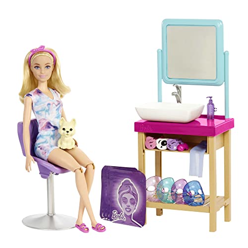 Barbie ​ Wellnessdagje met Glittermasker Speelset, Blonde  Pop, 7 Spamaskers, Wastafel, Spiegel, Stoel. Totaal van >15 accessoires. Geweldig cadeau voor kinderen van 3 tot 7 jaar oud, HCM82