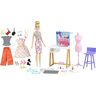 Barbie ​ Modeontwerpster Pop (ruim 30 cm) en Studio, met meer dan 25 ontwerp- en modeaccessoires, ontwerptafel, stoel, naaimachine, stoffenstalen, paspop en meer, vanaf 3 jaar
