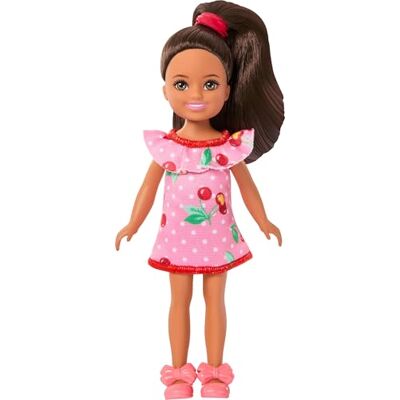 Barbie Club Chelsea Kleine Pop Lula van 15 cm met bruin haar en een verwijderbare jurk met kersenprint en sandalen, JJB35 Barbie Club Chelsea Kleine Pop Lula van 15 cm met bruin haar en een verwijderbare jurk met kersenprint en sandalen, JJB35