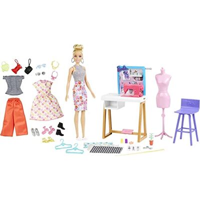 Barbie Modeontwerpster Pop (ruim 30 cm) en Studio, met meer dan 25 ontwerp- en modeaccessoires, ontwerptafel, stoel, naaimachine, stoffenstalen, paspop en meer, vanaf 3 jaar Barbie Modeontwerpster Pop (ruim 30 cm) en Studio, met meer dan 25 ontwerp- en modeaccessoires, ontwerptafel, stoel, naaimachine, stoffenstalen, paspop en meer, vanaf 3 jaar