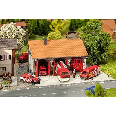Faller Brandweerhuis modelbouwset met 203 onderdelen 101 x 82 x 60 mm I modelspoorbaan accessoires N I modelspoorbaan N brandweerwerkplaats, crème en bruin Faller Brandweerhuis modelbouwset met 203 onderdelen 101 x 82 x 60 mm I modelspoorbaan accessoires N I modelspoorbaan N brandweerwerkplaats, crème en bruin