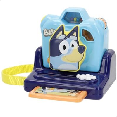 COLORBABY Bluey 39145 Fotocamera, vanaf 18 maanden, blauwe afbeelding, bingo en vrienden, draaggreep, fijne motoriek, geluiden, dynamische games, 2 AAA-batterijen inbegrepen COLORBABY Bluey 39145 Fotocamera, vanaf 18 maanden, blauwe afbeelding, bingo en vrienden, draaggreep, fijne motoriek, geluiden, dynamische games, 2 AAA-batterijen inbegrepen
