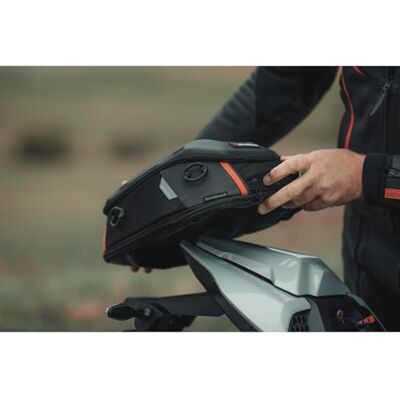 SW-Motech PRO Roadpack Tail Bag 1680D Ballistisch Nylon. Zwart/Antraciet. 8-14 l. SW-Motech PRO Roadpack Tail Bag 1680D Ballistisch Nylon. Zwart/Antraciet. 8-14 l.