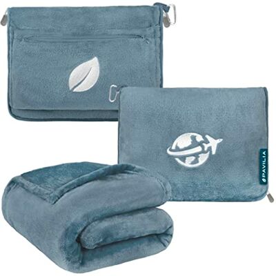 PAVILIA Reisdeken en kussenset, vliegtuigdeken compacte 2-in-1 zachte tas, reisbenodigdheden voor volwassen vlucht, draagbare plaid met armgat, vliegtuig auto, reizen, geschenkaccessoires, blauw PAVILIA Reisdeken en kussenset, vliegtuigdeken compacte 2-in-1 zachte tas, reisbenodigdheden voor volwassen vlucht, draagbare plaid met armgat, vliegtuig auto, reizen, geschenkaccessoires, blauw