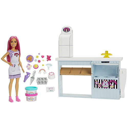 Barbie ​ Bakkerij Speelset met tengere pop (ca. 30 cm) met roze haar, bakwerkplek, taartbakfunctie, meer dan 20 accessoires: 2 bakjes deeg, spuitzak, decoraties, toppings & meer, vanaf 3 jaar, HGB73