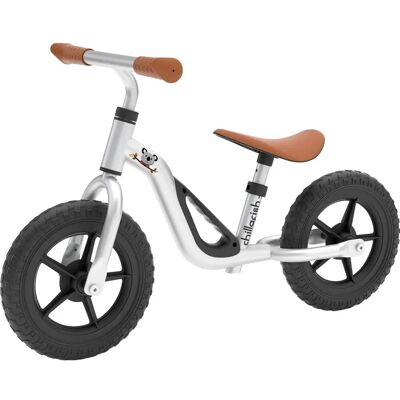 Chillafish loopfiets 2 jaar - lichtgewicht met verstelbaar zadel en stuur - zilver- loopfiets voor jongens en meisjes tot 4 jaar met handvat om te dragen en anti lek banden - model charlie Chillafish loopfiets 2 jaar - lichtgewicht met verstelbaar zadel en stuur - zilver- loopfiets voor jongens en meisjes tot 4 jaar met handvat om te dragen en anti lek banden - model charlie