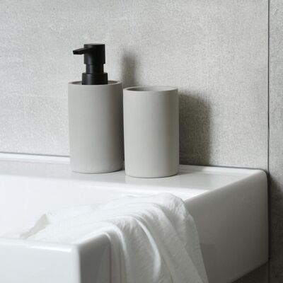 Differnz jukon beker - rond model - beton en polyresin - beschermende coating - vrijstaand - urban design - 10 x 10 x 11 cm - kleur grijs - geschikt voor de badkamer Differnz jukon beker - rond model - beton en polyresin - beschermende coating - vrijstaand - urban design - 10 x 10 x 11 cm - kleur grijs - geschikt voor de badkamer