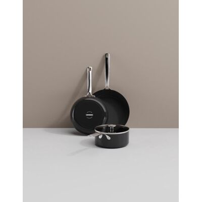 ComBekk element expert pannenset - 4-delig - zwart - pfas vrije keramische antiaanbaklaag - gemaakt van 100% gerecycled aluminium - inductiegeschikt ComBekk element expert pannenset - 4-delig - zwart - pfas vrije keramische antiaanbaklaag - gemaakt van 100% gerecycled aluminium - inductiegeschikt