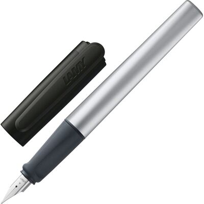 Lamy nexx black vulpen - met antislip grip & gepolijnde stalen penpunt voor linkshandigen (lh) in schrijfdikte medium - driehoekige behuizing van aluminium - inclusief t 10 blauwe inktpatroon Lamy nexx black vulpen - met antislip grip & gepolijnde stalen penpunt voor linkshandigen (lh) in schrijfdikte medium - driehoekige behuizing van aluminium - inclusief t 10 blauwe inktpatroon