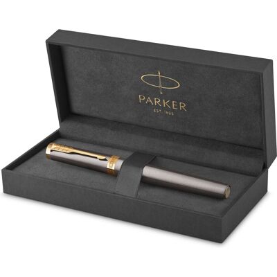 Parker ingenuity-vulpen grijze lak met gouden details medium roestvrijstalen penpunt met gouden pvd-coating zwarte en blauwe inktnavullingen geschenkverpakking Parker ingenuity-vulpen grijze lak met gouden details medium roestvrijstalen penpunt met gouden pvd-coating zwarte en blauwe inktnavullingen geschenkverpakking