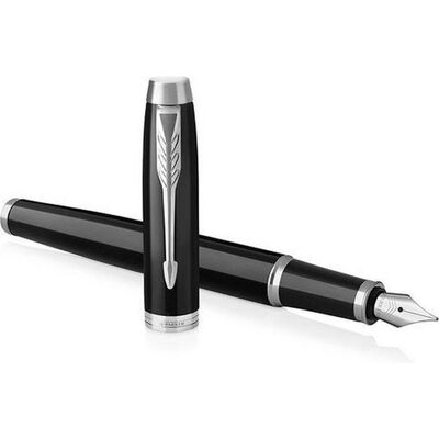 Parker im vulpen zwarte lak met chroom detail fijne penpunt met blauwe navulling geschenkdoos Parker im vulpen zwarte lak met chroom detail fijne penpunt met blauwe navulling geschenkdoos