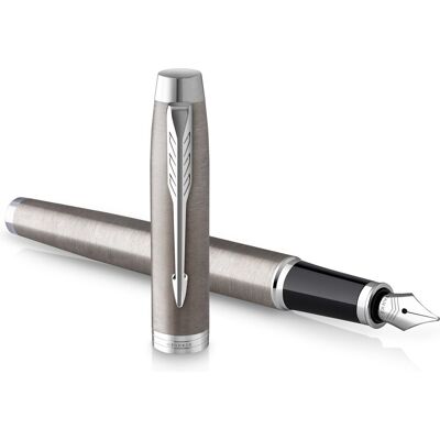 Parker im vulpen roestvrij staal met chromen afwerking medium punt met blauw inktpatroon geschenkverpakking Parker im vulpen roestvrij staal met chromen afwerking medium punt met blauw inktpatroon geschenkverpakking