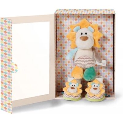Van Der Doelen Nici stoffen leeuw met babyslofjes in kado doos Van Der Doelen Nici stoffen leeuw met babyslofjes in kado doos