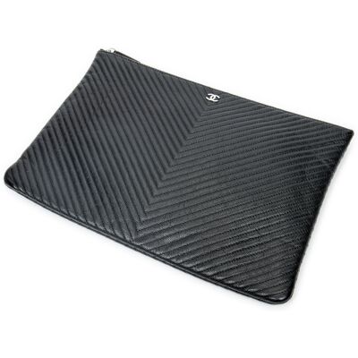 Chanel Pre-owned Large Chevron O-Case Zip Clutch One Size Chanel Pre-owned Large Chevron O-Case Zip Clutch One Size