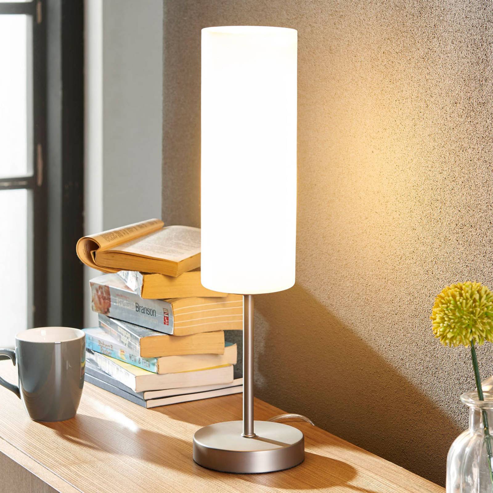 Lindby Smal bordlampe Vinstra med hvit glasskjerm