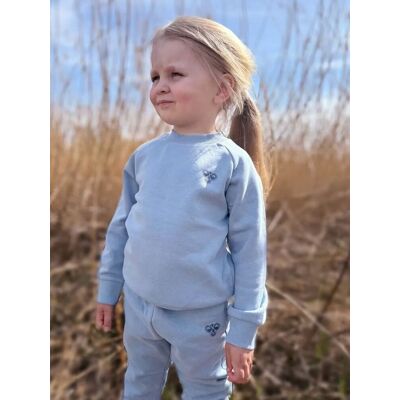 Hummel x DressMyKid Bumble joggedress-sett, Faded Denim (110) 110 Hummel x DressMyKid Bumble joggedress-sett, Faded Denim (110) 110