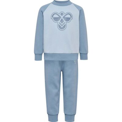 Hummel x DressMyKid Bumble joggedress-sett, Faded Denim (110) 110 Hummel x DressMyKid Bumble joggedress-sett, Faded Denim (110) 110