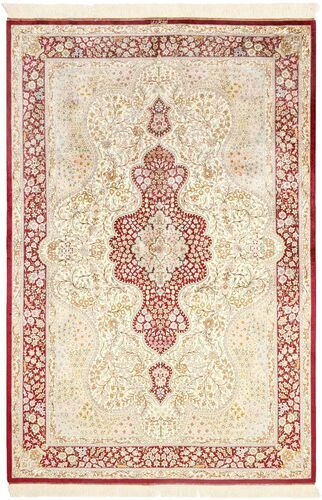 Håndknyttet. Opphav: Persia / Iran Ghom Silke Teppe 134X203 Ekte Orientalsk Håndknyttet Beige/Lyserosa (Silke, Persia/Iran)