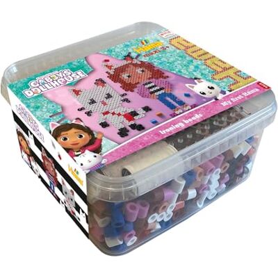 Hama Perlen 8754 – koraliki do prasowania Maxibox, Gabby's Dollhouse, z ok. 900 perłami maxi, kreatywna zabawa dla dużych i małych Hama Perlen 8754 – koraliki do prasowania Maxibox, Gabby's Dollhouse, z ok. 900 perłami maxi, kreatywna zabawa dla dużych i małych