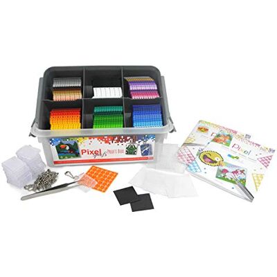 Pracht Creatives Hobby Pixel P60002-29501 Profi Box, zestaw rzemieślniczy z 126 płytkami pikselowymi, 24 medalionami z łańcuszkiem, 5 płytkami podstawowymi, 2 magnesami, pęsetą i 2 książeczkami z szablonami Pracht Creatives Hobby Pixel P60002-29501 Profi Box, zestaw rzemieślniczy z 126 płytkami pikselowymi, 24 medalionami z łańcuszkiem, 5 płytkami podstawowymi, 2 magnesami, pęsetą i 2 książeczkami z szablonami