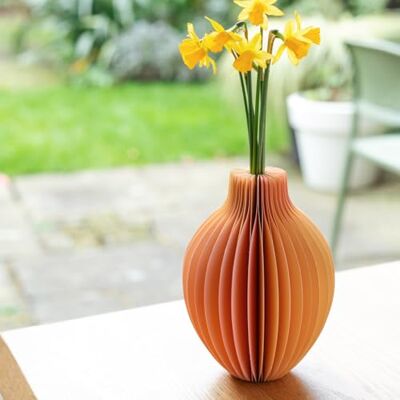 Talking Tables Elegancki wazon papierowy o strukturze plastra miodu ze szklaną fiolką, pastelowy różowy i żółty, zamknięcie magnetyczne, unikalny element centralny stołu, idealny na świeże lub sztuczne kwiaty i Talking Tables Elegancki wazon papierowy o strukturze plastra miodu ze szklaną fiolką, pastelowy różowy i żółty, zamknięcie magnetyczne, unikalny element centralny stołu, idealny na świeże lub sztuczne kwiaty i