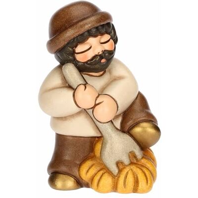 THUN Męski z ceramicznymi brązowymi widłami i siankiem, 5,2 x 4,3 cm, wysokość 7,9 cm, kolekcja szopka classic THUN Męski z ceramicznymi brązowymi widłami i siankiem, 5,2 x 4,3 cm, wysokość 7,9 cm, kolekcja szopka classic