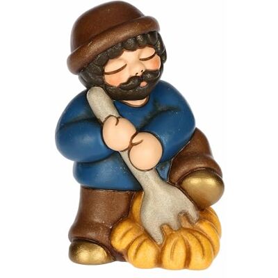 THUN Męski z ceramicznymi niebieskimi widłami i siankiem, 5,2 x 4,3 cm, wysokość 7,9 cm, kolekcja szopka klasyczna THUN Męski z ceramicznymi niebieskimi widłami i siankiem, 5,2 x 4,3 cm, wysokość 7,9 cm, kolekcja szopka klasyczna