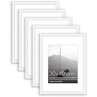 Americanflat białe ramki na zdjęcia 30 x 40 cm – zestaw 5 sztuk z szybką z pleksi – mieści dwa formaty zdjęć: 22 x 28 cm z passe-partout lub 30 x 40 cm bez wkładki – do powieszenia na ścianie Americanflat białe ramki na zdjęcia 30 x 40 cm – zestaw 5 sztuk z szybką z pleksi – mieści dwa formaty zdjęć: 22 x 28 cm z passe-partout lub 30 x 40 cm bez wkładki – do powieszenia na ścianie