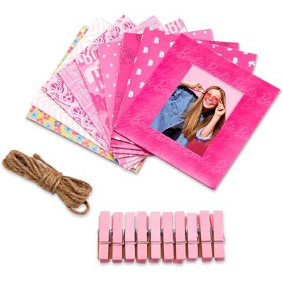 Kodak Barbie x Kolorowe i Dekoracyjne Ramki Papierowe z Motywem Barbie do Projektów Fotograficznych 2x3” – 20 Ikonicznych Ramek Barbie do Dekoracji Albumu na Zdjęcia, Dziennika i Więcej Kodak Barbie x Kolorowe i Dekoracyjne Ramki Papierowe z Motywem Barbie do Projektów Fotograficznych 2x3” – 20 Ikonicznych Ramek Barbie do Dekoracji Albumu na Zdjęcia, Dziennika i Więcej