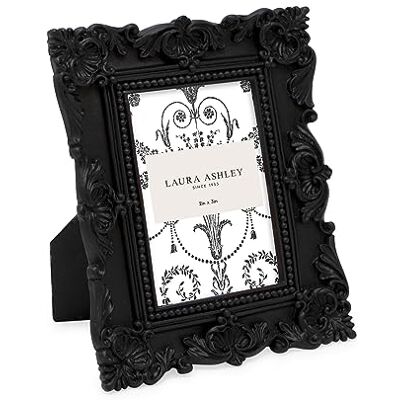 Laura Ashley Czarna ozdobna teksturowana ręcznie wykonana ramka na zdjęcia z żywicy z sztalugą, na stół i ścianę, dekoracyjny kwiatowy wzór do dekoracji domu, galerii zdjęć, sztuki i nie tylko (2 x 3, czarna) Laura Ashley Czarna ozdobna teksturowana ręcznie wykonana ramka na zdjęcia z żywicy z sztalugą, na stół i ścianę, dekoracyjny kwiatowy wzór do dekoracji domu, galerii zdjęć, sztuki i nie tylko (2 x 3, czarna)