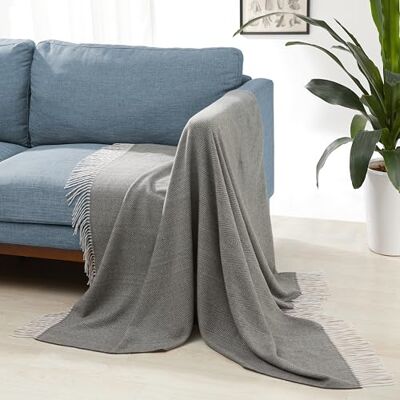 Amazon Basics Kocyk, Lekki, Poliester z Recyklingu, Przytulny Koc Do Pokoju, 127 cm נ152 cm, Ciemnoszary i Jasnoszary Wzór w Jodełkę Amazon Basics Kocyk, Lekki, Poliester z Recyklingu, Przytulny Koc Do Pokoju, 127 cm נ152 cm, Ciemnoszary i Jasnoszary Wzór w Jodełkę