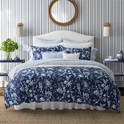 Laura Ashley Zestaw poszewek na kołdrę typu king-size, dwustronny zestaw pościeli bawełnianej, zawiera pasujące poszewki na poduszki z dodatkowymi poszewkami na poduszki (Branch Toile Blue, King) Laura Ashley Zestaw poszewek na kołdrę typu king-size, dwustronny zestaw pościeli bawełnianej, zawiera pasujące poszewki na poduszki z dodatkowymi poszewkami na poduszki (Branch Toile Blue, King)