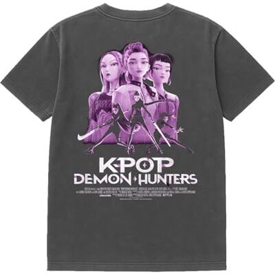 UKAT-NFLIX10424BK Kpop Demon Hunters K-pop Łowcy demonów fioletowy Huntrix Huntr/X plakat billboardowy (nadruk z tyłu) koszulka unisex, Vintage sprany czarny, S UKAT-NFLIX10424BK Kpop Demon Hunters K-pop Łowcy demonów fioletowy Huntrix Huntr/X plakat billboardowy (nadruk z tyłu) koszulka unisex, Vintage sprany czarny, S