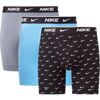 0000KE1007 Nike Underwear Mężczyźni Essential Boxer Briefs Zestaw 3 sztuki – Dopasowane, Elastyczne tworzywo, Wysoki komfort noszenia, Swoosh Print/Grey/Uni. Blue, L 0000KE1007 Nike Underwear Mężczyźni Essential Boxer Briefs Zestaw 3 sztuki – Dopasowane, Elastyczne tworzywo, Wysoki komfort noszenia, Swoosh Print/Grey/Uni. Blue, L