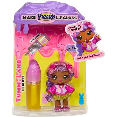 Yummiland x PEEPS Lip Gloss Doll Michelle Mallows -Zestaw Zawiera 1 Lalkę, Pachnący Błyszczyk do Ust DIY, Zdejmowany Strój oraz Breloczek; Odpowiednie dla Dzieci w Wieku 4+ Yummiland x PEEPS Lip Gloss Doll Michelle Mallows -Zestaw Zawiera 1 Lalkę, Pachnący Błyszczyk do Ust DIY, Zdejmowany Strój oraz Breloczek; Odpowiednie dla Dzieci w Wieku 4+