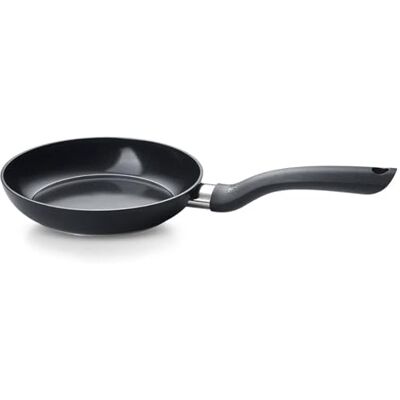 Fissler Essential Black/patelnia aluminiowa (26 cm) powlekana ceramiką, patelnia wyprodukowana bez PFAS/PTFE, indukcyjna – Made in Germany Fissler Essential Black/patelnia aluminiowa (26 cm) powlekana ceramiką, patelnia wyprodukowana bez PFAS/PTFE, indukcyjna – Made in Germany