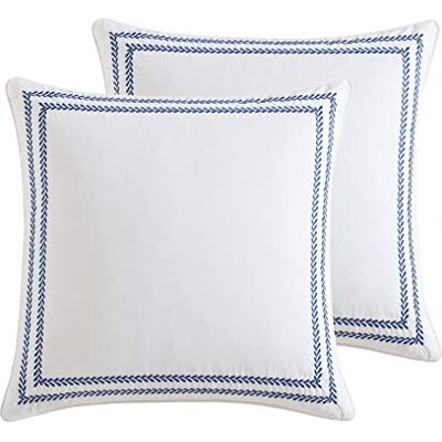 Laura Ashley Zestaw poszewek, bawełna, 2 poduszki, wystrój domu wiejskiego (niebieski Stitched Vine Blue, Euro) Laura Ashley Zestaw poszewek, bawełna, 2 poduszki, wystrój domu wiejskiego (niebieski Stitched Vine Blue, Euro)