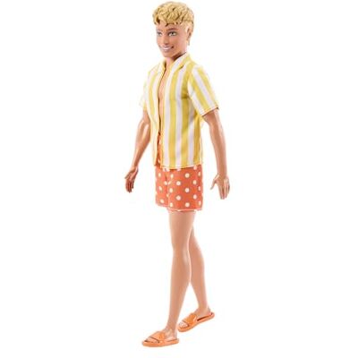 Barbie Ken Fashionistas Lalka modowa #252, blond włosy, pomarańczowe szorty w kropki, żółta koszulka w białe paski i pomarańczowe klapki, zabawka dla dzieci 3+, JJN66 Barbie Ken Fashionistas Lalka modowa #252, blond włosy, pomarańczowe szorty w kropki, żółta koszulka w białe paski i pomarańczowe klapki, zabawka dla dzieci 3+, JJN66