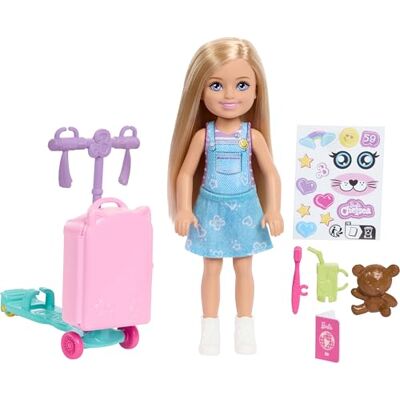 Barbie Chelsea Nieskończone przygody Lalka i akcesoria, lalka blondynka, walizka przyczepiana do hulajnogi, akcesoria podróżne, zabawka dla dzieci 3+, JMJ46 Barbie Chelsea Nieskończone przygody Lalka i akcesoria, lalka blondynka, walizka przyczepiana do hulajnogi, akcesoria podróżne, zabawka dla dzieci 3+, JMJ46